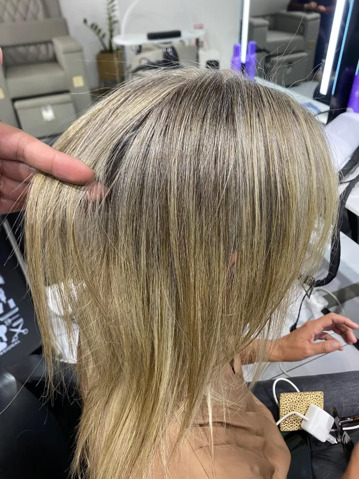 Balayage blond pour fondre les cheveux blancs réalisé chez Itala Beauté à Ivandry, Antananarivo