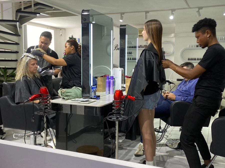Équipe Itala Beauté, salon de coiffure et institut de beauté à Ivandry, Antananarivo