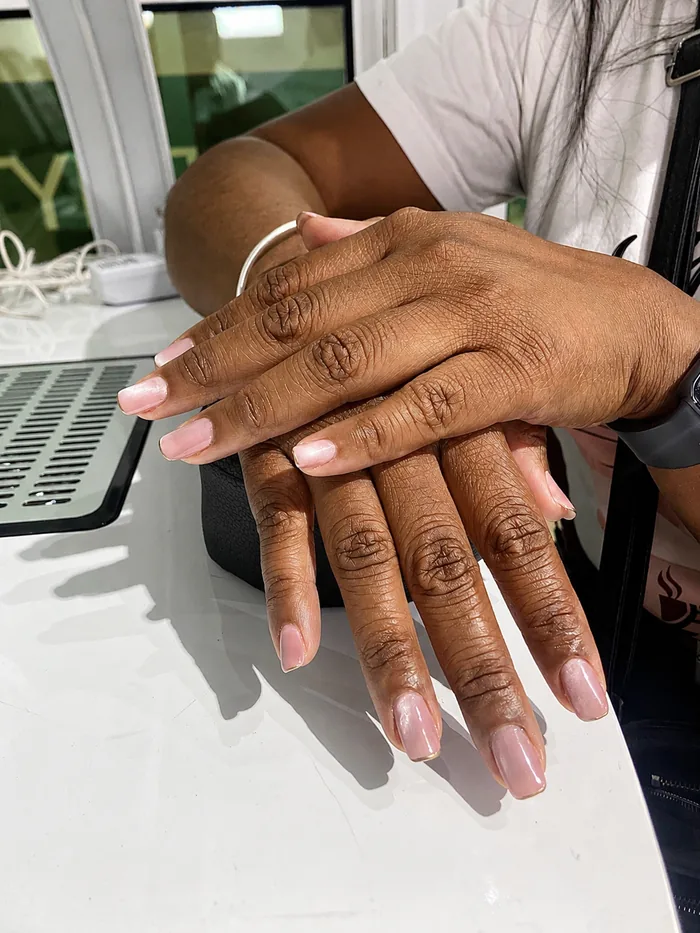Manucure cat eye avec french doré fin réalisée chez Itala Beauté à Ivandry, Antananarivo